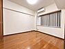 洋室：シンプルですっきりとした室内は飽きのこない居心地の良い雰囲気。自分好みの空間を創り上げてください！※家具・小物類の加工済