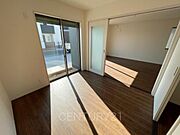 1階洋室です、LDKと続き間で開放感があります。引き戸で簡単に仕切れますので状況に合わせた使い方ができます。