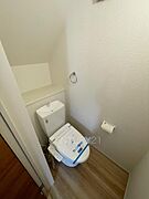 1階トレイです。温水シャワー洗浄機能付きです。