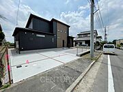 並列駐車可能な駐車場スペースです。