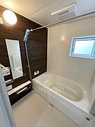 ゆったりと寛げる大型バスタブ。足を伸ばしたまま入浴可能です。浴室乾燥機付きで天候が悪い日でも洗濯をして衣類を乾燥させることができます。