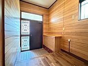 明るく広い玄関・シューズボックス付きで玄関周りもすっきり収納。気持ちよくゲストをお出迎えできそうですね。