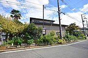 【現地】毎日がもっと明るく！ 視界が開けたロケーションです喧騒から程よく距離をとりつつもスーパー・コンビニ、ベニバナウォークなど買い物環境が身近に揃う暮らしやすいお住まいです。