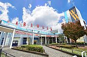 ワカバウォークまで1822m、若葉駅のイメージを変えたと言ってもいいおしゃれな商業施設です。映画館もあり週末は家族連れで賑わっています。