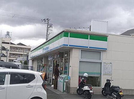 ファミリーマート高井田元町店まで764m