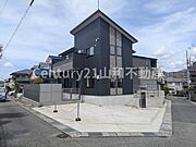 角地で解放感のある立地です