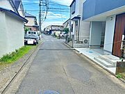 交通量が少なめな前面道路で安心です