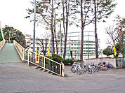 座間市立立野台小学校まで895m