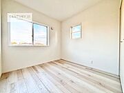 掃き出し窓がないお部屋は、お子様のお部屋としても安心です！収納スペースも充実しているので散らかったお部屋をサッと片付けられます！