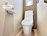 トイレ：1・2階にトイレがございます！朝の忙しい時間帯も待たずにすみそうですね。白を基調とした清潔感のあるトイレでお手入れがしやすいです！