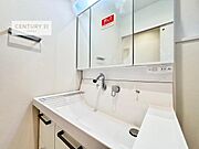 洗面台のボウルが深く床に水が跳ねにくいです！それにお掃除がしやすい使い勝手の良い白を基調とした清潔感のある洗面台で気持ちよくお使いいただけます！