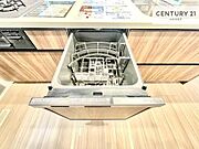 食洗機付きのキッチンです！忙しい時や手荒れ防止として大変活躍する便利な仕様です！ビルトインなのでキッチンの場所を取らず調理スペースを広く使うことが出来ます！