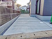 駐車スペースは2台分あります！セカンドカーはもちろん、バイクや自転車なども置き場所に困りません。
