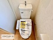 1・2階にトイレがございます！朝の忙しい時間帯も待たずにすみそうですね。白を基調とした清潔感のあるトイレでお手入れがしやすいです！（同仕様）