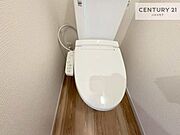 1・2階にトイレがございます！朝の忙しい時間帯も待たずにすみそうですね。白を基調とした清潔感のあるトイレでお手入れがしやすいです！