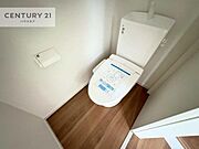 1・2階にトイレがございます！朝の忙しい時間帯も待たずにすみそうですね。白を基調とした清潔感のあるトイレでお手入れがしやすいです！