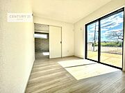リビングと隣接した洋室です！家事の休憩スペースやキッズスペースとして活用するのもよさそうですね！