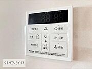ボタンのスイッチや自動でお風呂の準備が整うため、わざわざ浴室に行ってお湯を入れたり継ぎ足したりする必要がなく便利ですね！追い炊き機能付きです！（同仕様）