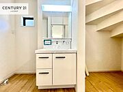 小窓付きの明るい洗面室です！湿気もすぐに入れ替えができて清潔に保つことができます！自然光が差し込むのでお化粧の仕上がりも良くなりますね！【現地販売会開催中】