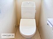 1・2階にトイレがございます！朝の忙しい時間帯も待たずにすみそうですね。白を基調とした清潔感のあるトイレでお手入れがしやすいです！（同仕様）