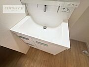 深い洗面台ボウルは、水が跳ねにくいのでお手入れが楽々！清潔感が保てます！キレイな洗面所で自分磨きのモチベーションが上がりますね！