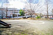 公園があり、お子様を近くで見守りながら安心して遊ばせることができる住環境です。毎日の外遊びにも便利です。