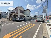 前面道路は7.64ｍ！陽当り良好な立地です。車庫入れが苦手な方も安心ですね。