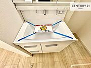 深い洗面台ボウルは、水が跳ねにくいのでお手入れが楽々！清潔感が保てます！キレイな洗面所で自分磨きのモチベーションが上がりますね！