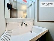 深い洗面台ボウルは、水が跳ねにくいのでお手入れが楽々！清潔感が保てます！キレイな洗面所で自分磨きのモチベーションが上がりますね！