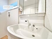 小窓付きの明るい洗面室です！湿気もすぐに入れ替えができて清潔に保つことができます！自然光が差し込むのでお化粧の仕上がりも良くなりますね！（同仕様）