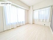 2面採光を確保した明るい室内は、風通しも良く、明るく大変居心地の良い空間となっております。リラックスして過ごせる心地の良いお部屋です！