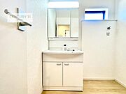 小窓付きの明るい洗面室です！湿気もすぐに入れ替えができて清潔に保つことができます！自然光が差し込むのでお化粧の仕上がりも良くなりますね！