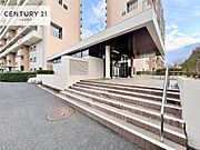 大切なお客様をお出迎えするエントランス。陽当たりも良く心地の良い空間です。