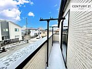 広々としたバルコニーで一日の始まりをスタート！お洗濯ものをたっぷり気持ちよく干せます！
