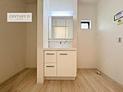 小窓付きの明るい洗面室です！湿気もすぐに入れ替えができて清潔に保つことができます！自然光が差し込むのでお化粧の仕上がりも良くなりますね！