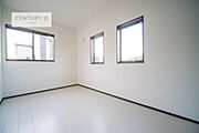 掃き出し窓がないお部屋は、お子様のお部屋としても安心です！壁面も広く設けられているので、成長にあわせてレイアウトを変更できるもの魅力の一つです。