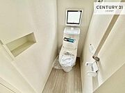 1・2階にトイレがございます！朝の忙しい時間帯も待たずにすみそうですね。白を基調とした清潔感のあるトイレでお手入れがしやすいです！