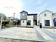 駐車スペースは2台分あります！セカンドカーはもちろん、バイクや自転車なども置き場所に困りません。