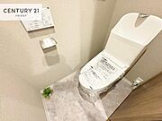 温水洗浄便座につき、冬場は便座が暖かくできるので冷たい便座に座らずに済む嬉しい仕様です！