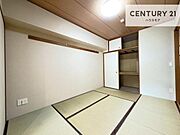 リビングと隣接している和室です！客間としてはもちろん、家事の休憩スペースとして使用するのもいいですね！収納スペースも充実しています！
