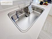 ワイドなシンクですね！水が跳ねにくく洗物がしやすい家事が楽々仕様のシステムキッチンです！デザイン性と機能性を兼ねたキッチンで清潔感がありますね！（同仕様）