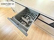 食洗機付きのキッチンです！忙しい時や手荒れ防止として大変活躍する便利な仕様です！ビルトインなのでキッチンの場所を取らず調理スペースを広く使うことが出来ます！