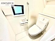 1・2階にトイレがございます！朝の忙しい時間帯も待たずにすみそうですね。白を基調とした清潔感のあるトイレでお手入れがしやすいです！