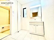 小窓付きの明るい洗面室です！湿気もすぐに入れ替えができて清潔に保つことができます！自然光が差し込むのでお化粧の仕上がりも良くなりますね！