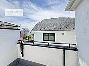 晴れた日には青い空を見渡せる開放的な時間を楽しめます。気持ちの良い風が通り抜ける街並みです！