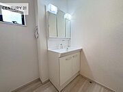 小窓付きの明るい洗面室です！湿気もすぐに入れ替えができて清潔に保つことができます！自然光が差し込むのでお化粧の仕上がりも良くなりますね！