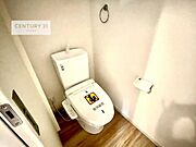 1・2階にトイレがございます！朝の忙しい時間帯も待たずにすみそうですね。白を基調とした清潔感のあるトイレでお手入れがしやすいです！
