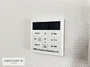 ボタンのスイッチや自動でお風呂の準備が整うため、わざわざ浴室に行ってお湯を入れたり継ぎ足したりする必要がなく便利ですね！追い炊き機能付きです！（同仕様）