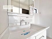小窓付きの明るい洗面室です！湿気もすぐに入れ替えができて清潔に保つことができます！自然光が差し込むのでお化粧の仕上がりも良くなりますね！（同仕様）