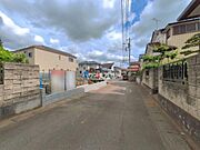 前面道路は4.5ｍ！陽当り良好な立地です。車庫入れが苦手な方も安心ですね。